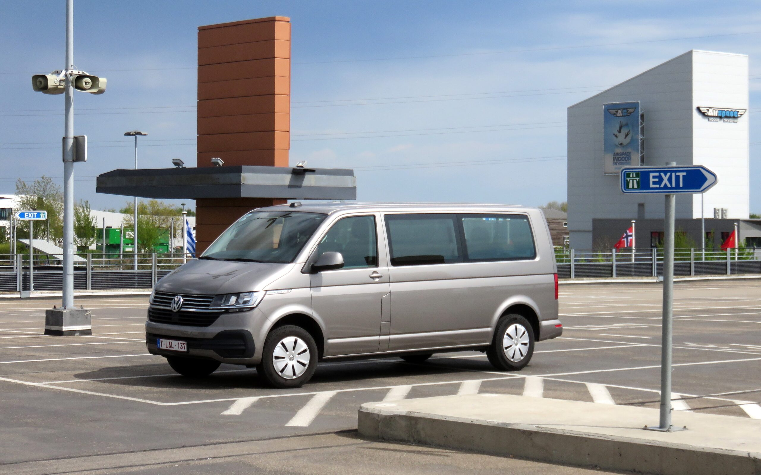 Volkswagen Caravelle, by Pascal Rary © navettesrary.be